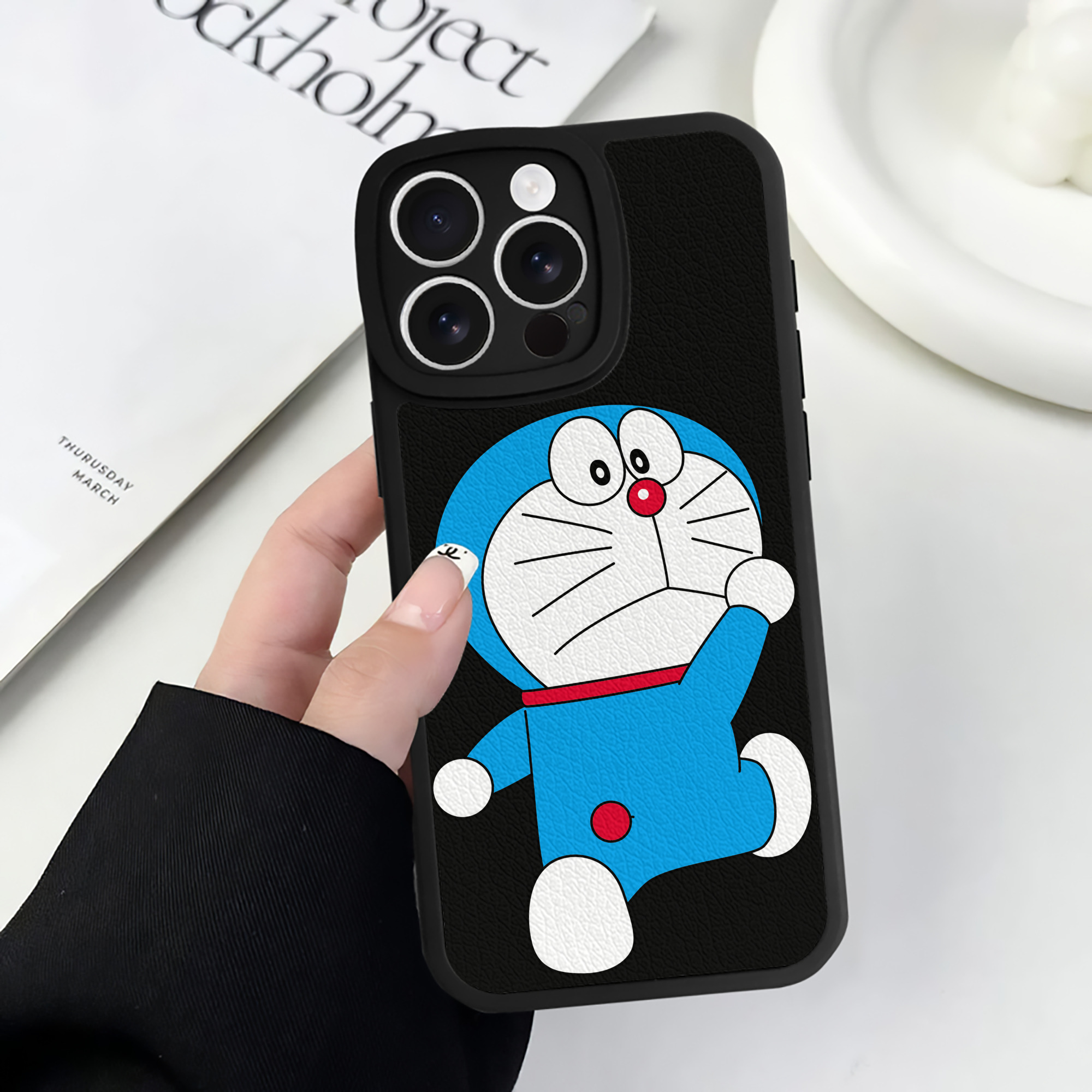 （画像用） ドラえもん Doraemon 【iPhone 16シリーズ対応】シリコンスマホケース（レザー調） 材質：シリコン